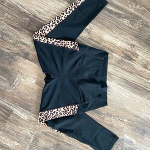 Women’s athletic tight size 4 leopard black